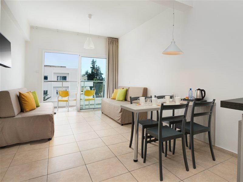 Mayfair Gardens Paphos Ngoại thất bức ảnh